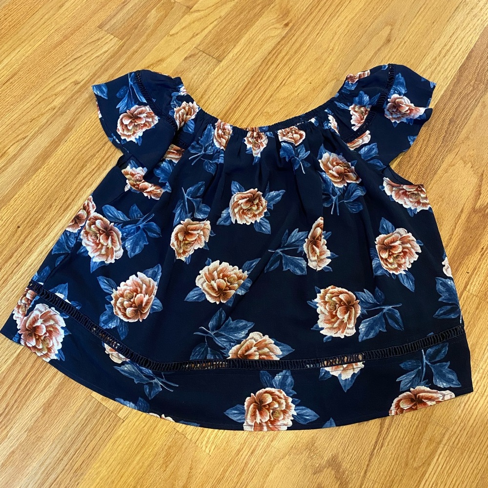 Flowy off the shoulder cap sleeve shirt, size large